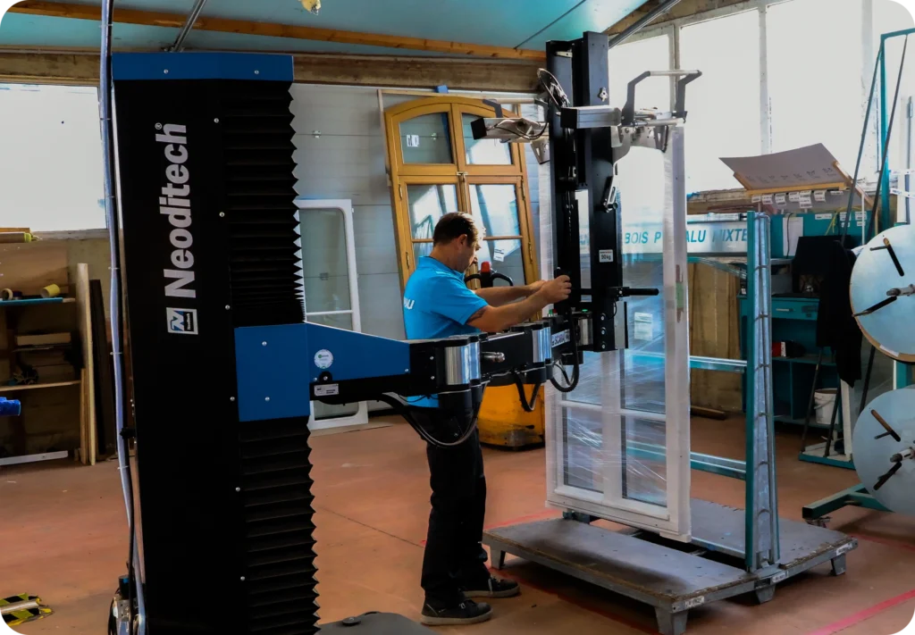 Neoditech SCARA TITAN manipulator arm handling window units at Janneau Menuiserie
