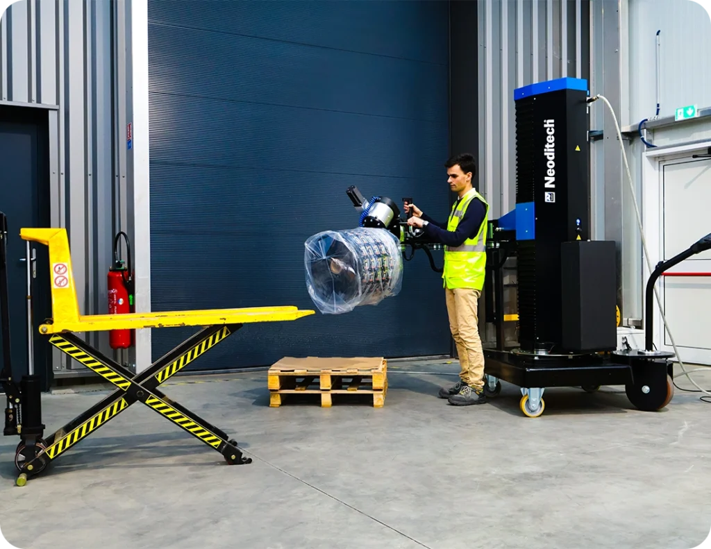 SCARA TITAN manipulator arm by Neoditech with pneumatic expansion gripper for handling an 80 kg label roll - Industrial manipulator