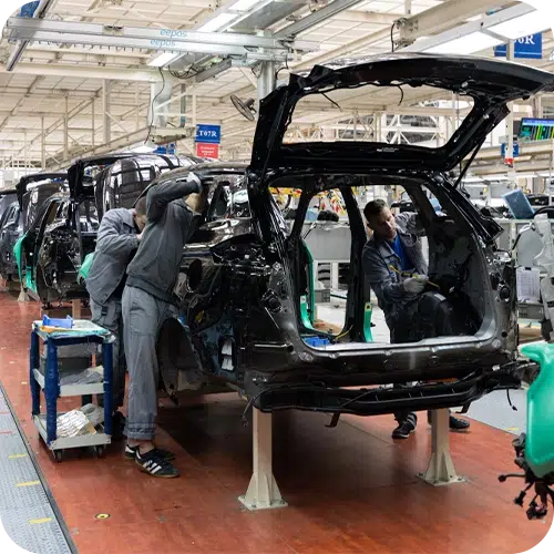 Fabrication d'une voiture sur une ligne de montage - secteur automobile