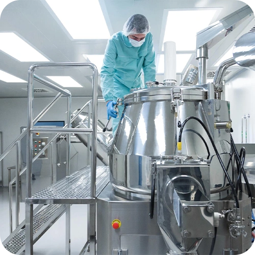 Laboratoire pharmaceutique en environnement contrôlé — manipulation de contenants et équipements de conditionnement
