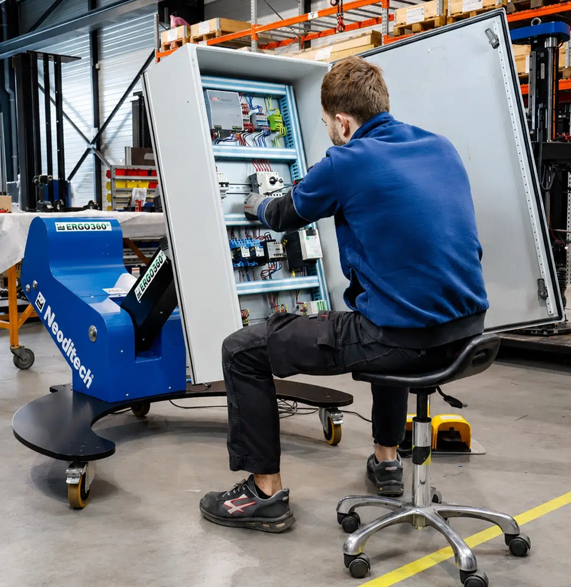 Handling an electrical cabinet using the ERGO360° ergonomic positioner