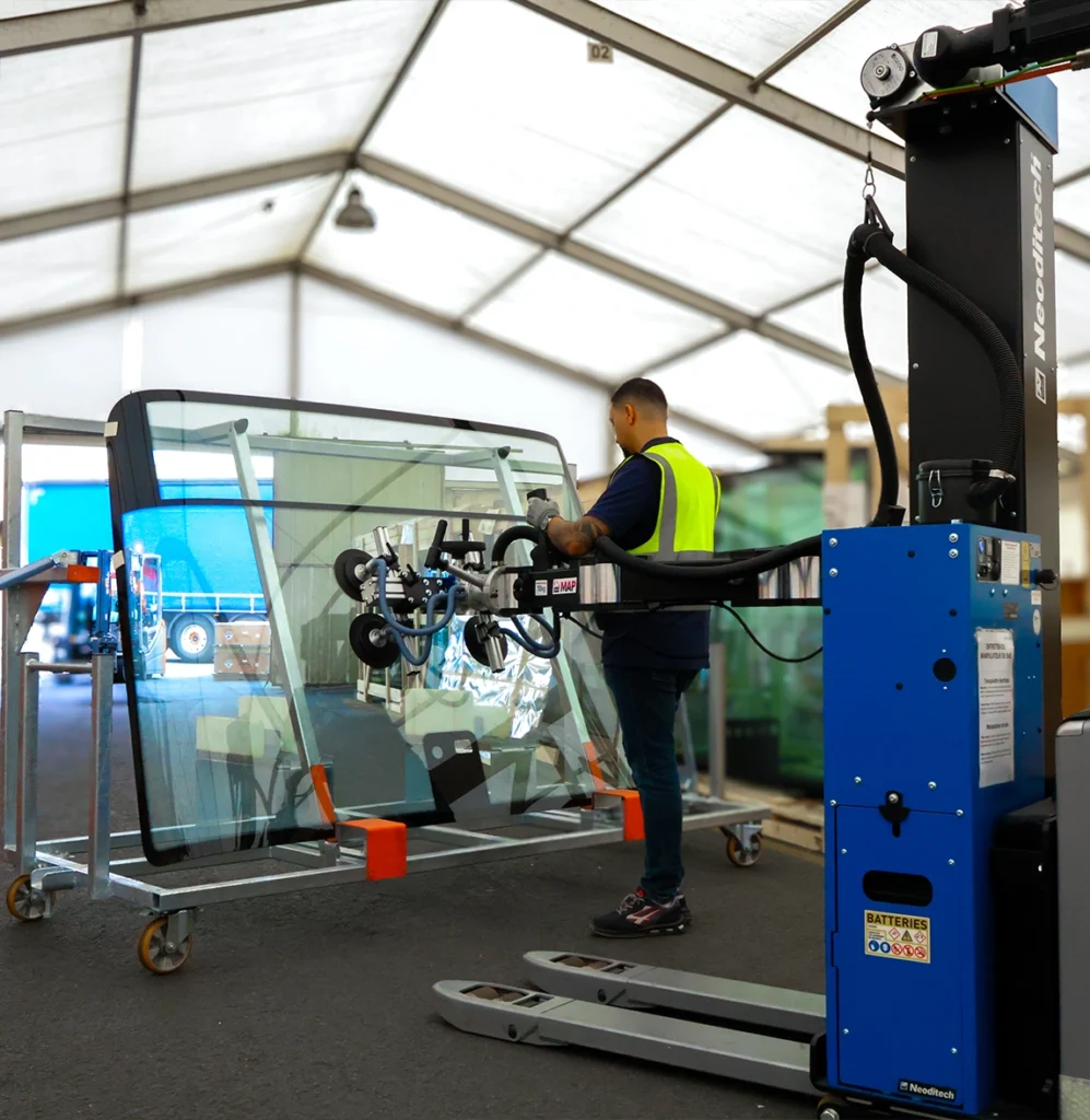 Gripping a 40 kg windshield using the Neoditech Mobile Order Picker (picking manipulator) fitted with a custom suction cup lifting beam