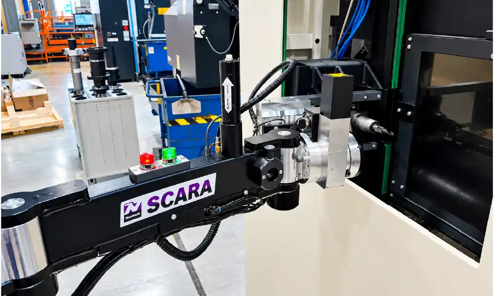 Agricultural machinery material handling: Neoditech SCARA PARTS manipulator arm handling an HSK-100 tool before inserting it into a machine tool