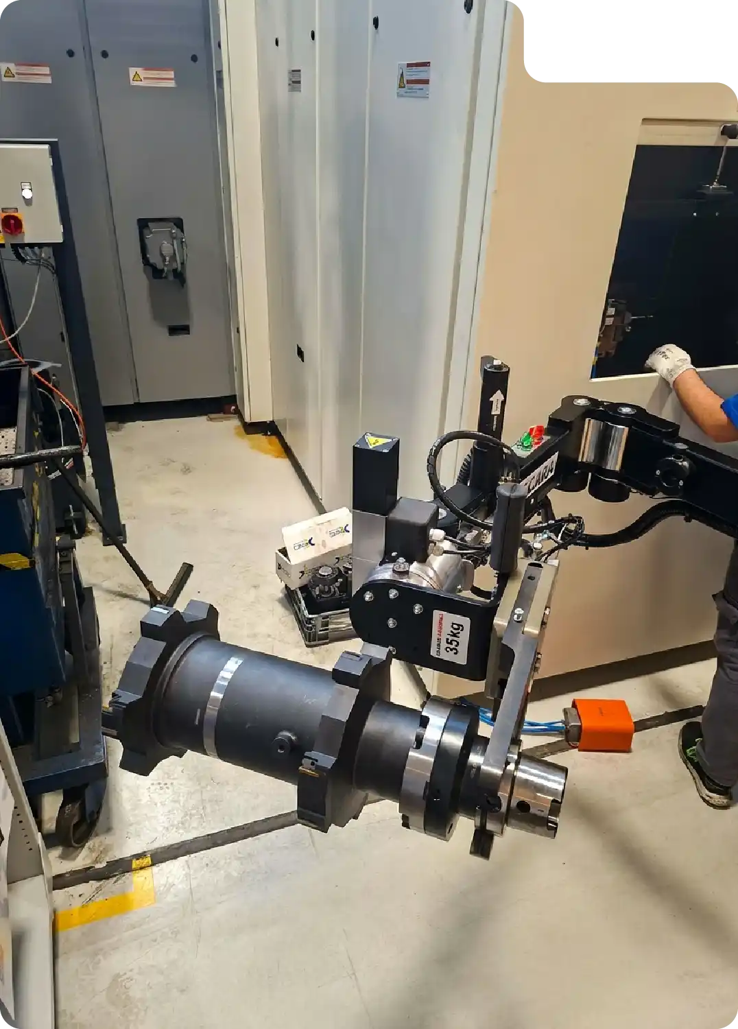 Agricultural machinery material handling: handling an HSK-100 tool using the Neoditech SCARA PARTS manipulator arm