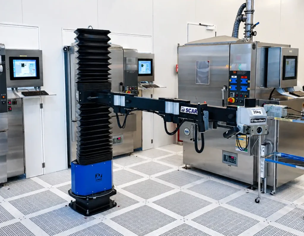 Loading a tray into an oven using the SCARA PARTS manipulator arm - ergonomic handling electrical industry