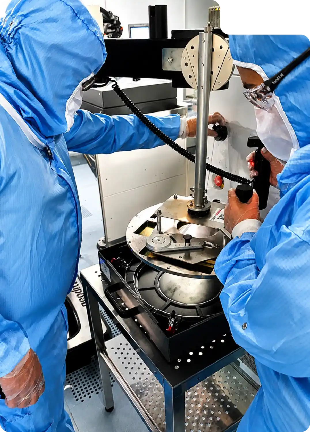 Handling a probe card using the SCARA PARTS arm - ergonomic handling electrical industry