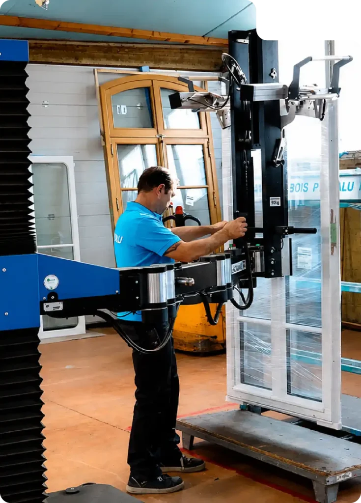 Construction industry material handling: handling a door at Janneau Menuisier Créateur using the SCARA TITAN manipulator arm