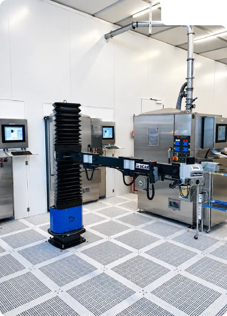 Tray handling in an oven - SCARA manipulator arm, ergonomic handling electrical industry