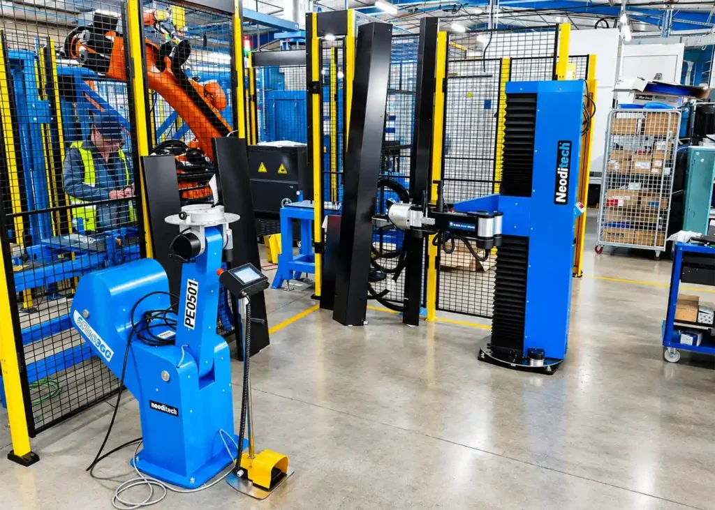 Automotive industry workstation equipped with the ERGO360° ergonomic positioner and the Neoditech SCARA TITAN manipulator arm - automotive industry material handling